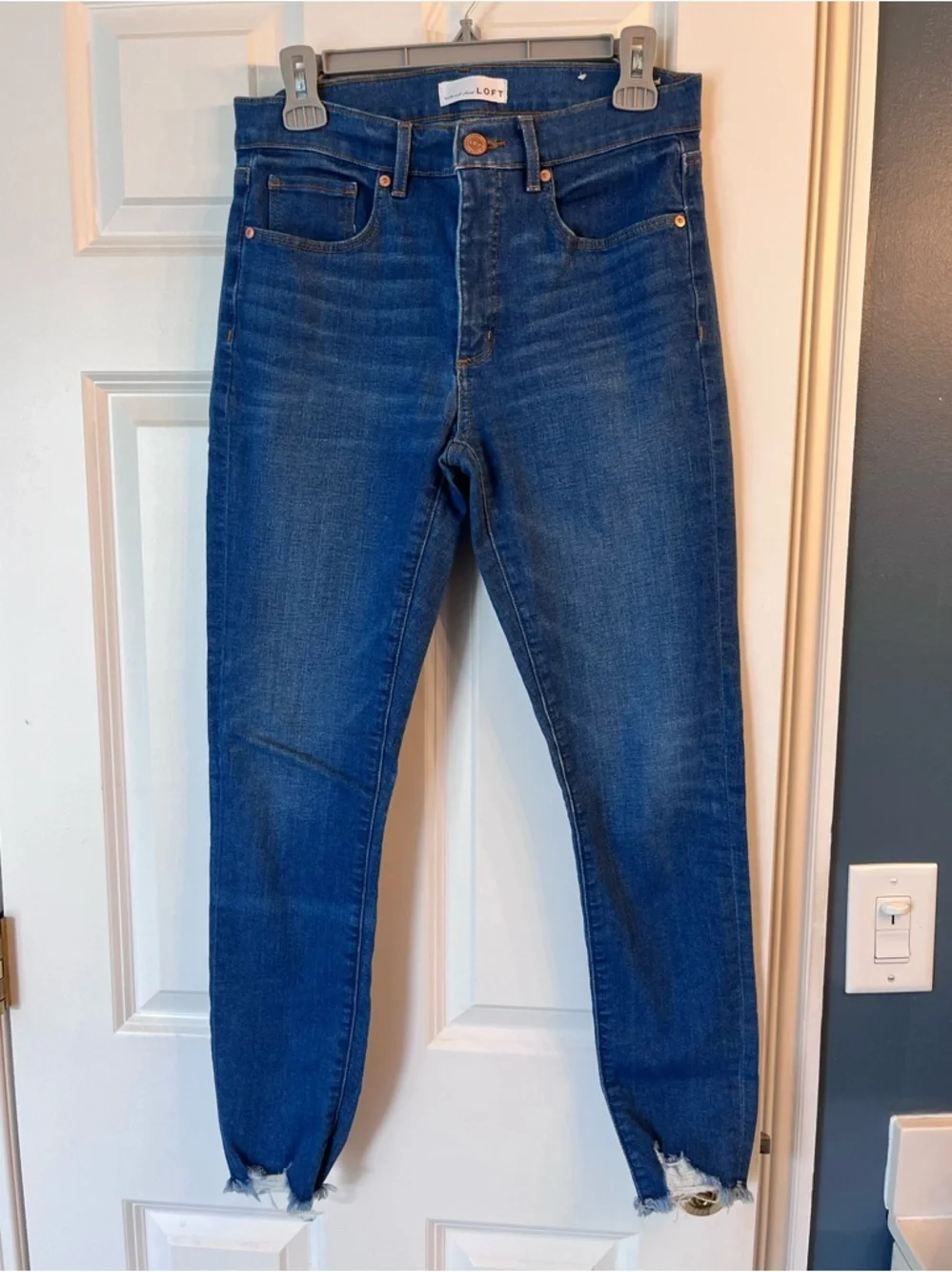 Loft sz 28 skinny jeans, distressed hem - Picture 1 of 2